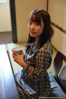 女同学裸开双乳让男生吃