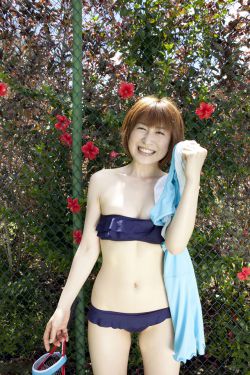 抬头看镜子里的结合处